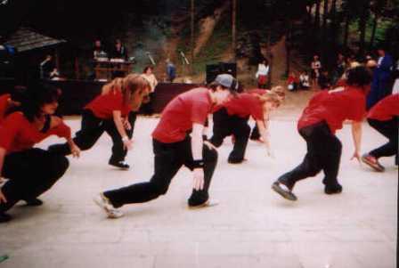 Raz dva, ruka dole, noha doprava